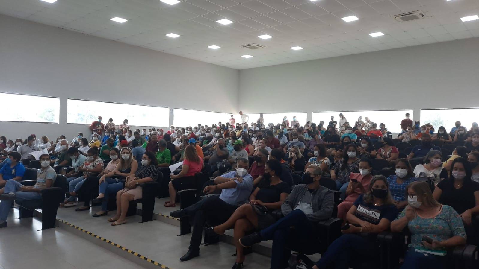 Em sessão transmitida ao vivo, vereadores derrubam proposta que garantiria 2º benefício a professores que já haviam recebido Fundeb