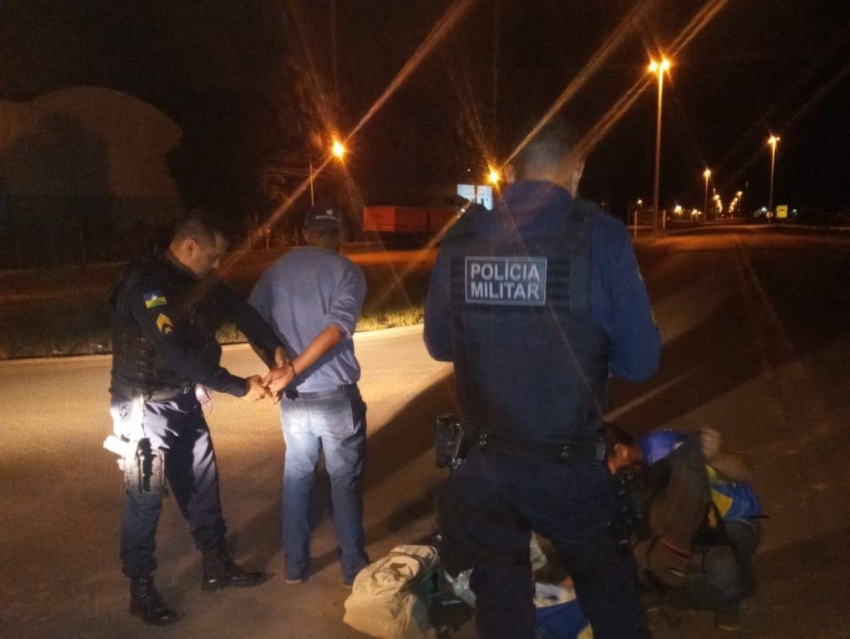 Com mandado de prisão expedido por roubo, homem é de 31 anos é preso em “atitude suspeita”