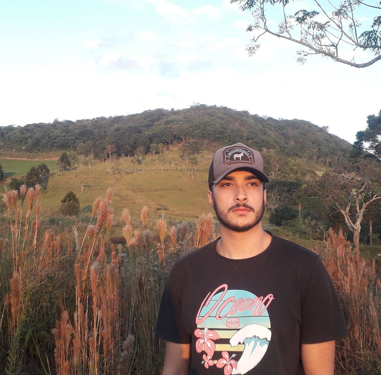 Universitário de 21 anos morre em fazenda após ter moto atingida por picape; motorista estava “fazendo favor” e fugiu após acidente