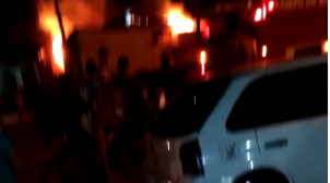 VÍDEO: vizinhos acionam Bombeiros após verem chamas consumindo casa em Vilhena; combate ao fogo levou mais de uma hora