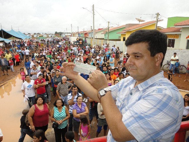 Presidente da ACIV entrega casa sorteada a adolescente de 14 anos