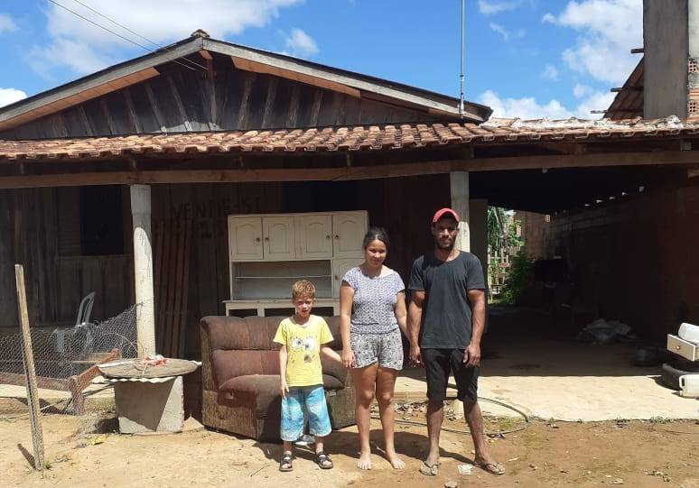Após FOLHA DO SUL mostrar situação dramática de casal, família recebe doações e se muda para casa alugada por evangélicos