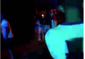 VEJA VÍDEO: em cidade que adotou restrições na pandemia, rapaz de 19 anos registra queixa contra policial e diz ter sido baleado em festa