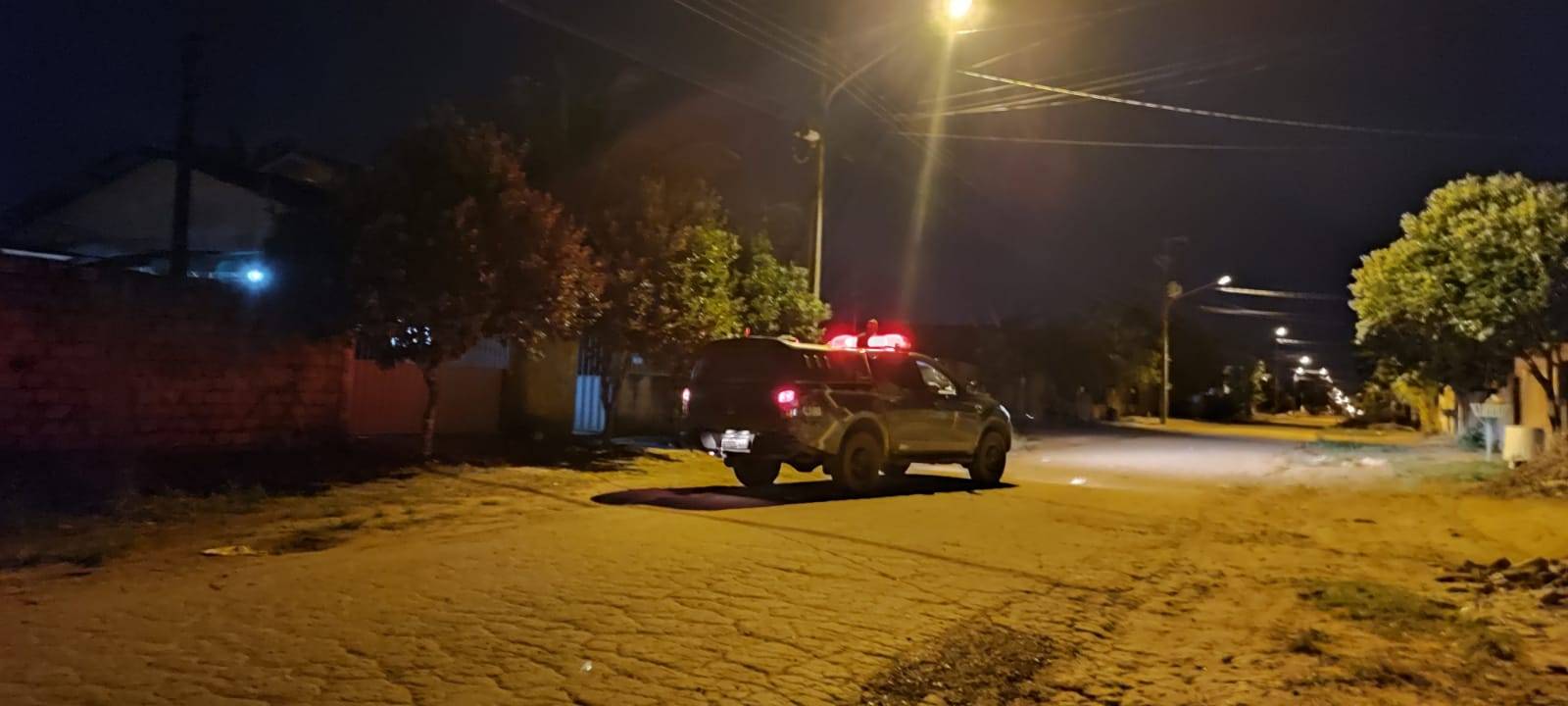 Assassinos chegam abrindo fogo e homem baleado escapa da morte pulando muro e se escondendo em casa vizinha