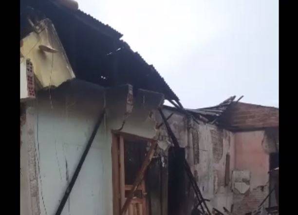 ASSISTA: vídeo mostra casa destruída após fogo começar em tomada; família fica desalojada e pede ajuda