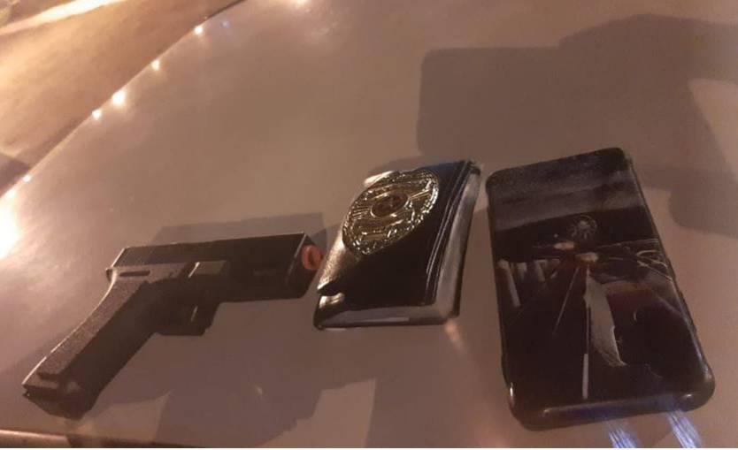 Com arma de plástico e usando carteira de detetive falsa, pedreiro é abordado pela polícia, em Vilhena