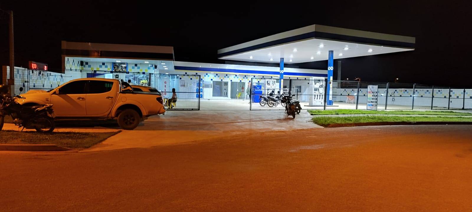 Após beber em conveniência de posto de combustíveis, ladrões rendem atendente e fogem levando 70 reais