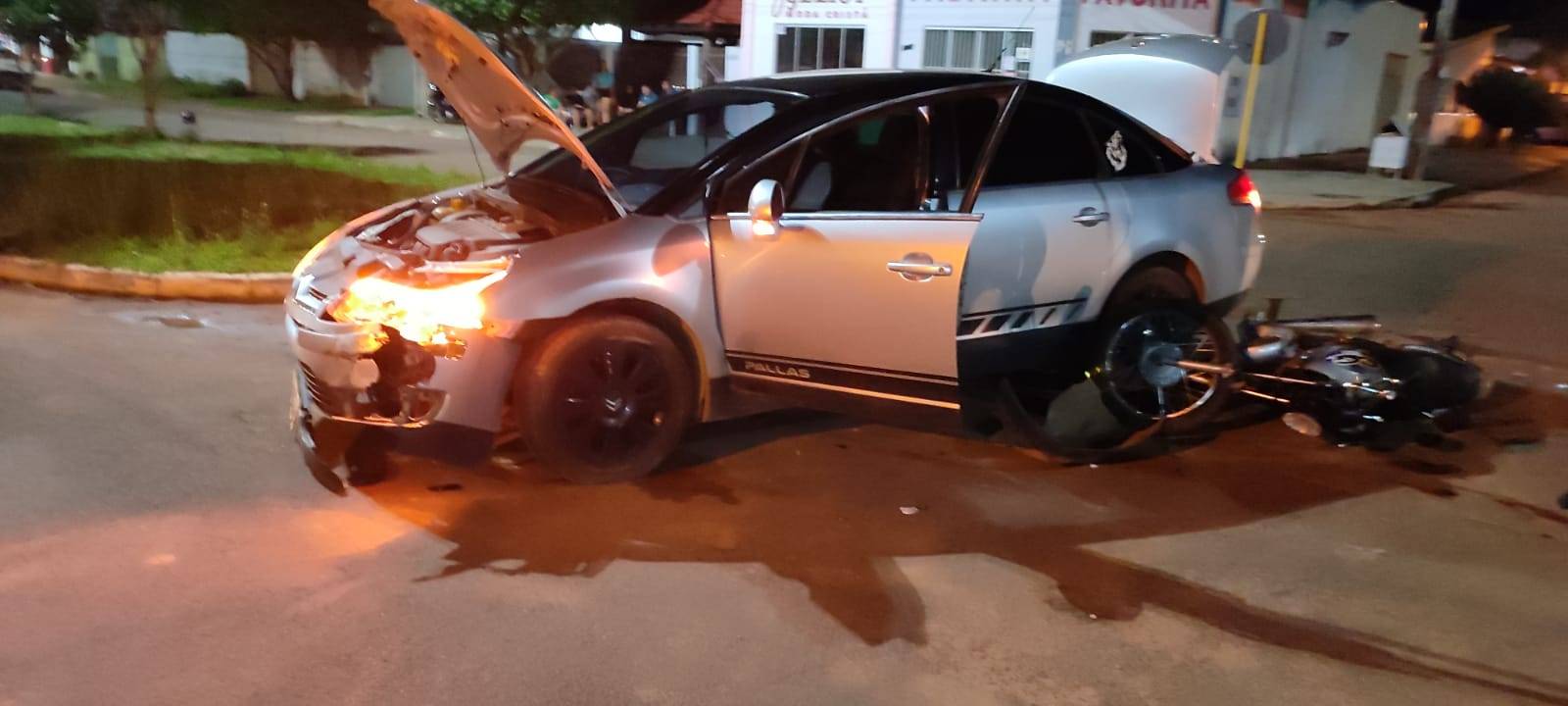 Motociclista fica em estado grave ao ser atingido por carro em avenida; carreta estacionada pode ter contribuído para acidente