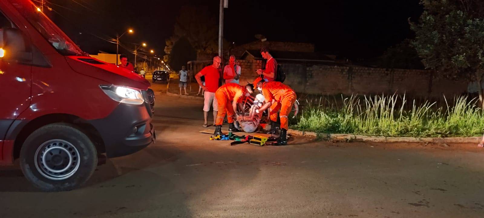 Mulher fica ferida ao ter bicicleta atingida por motoneta; condutor fugiu sem prestar socorro à vítima
