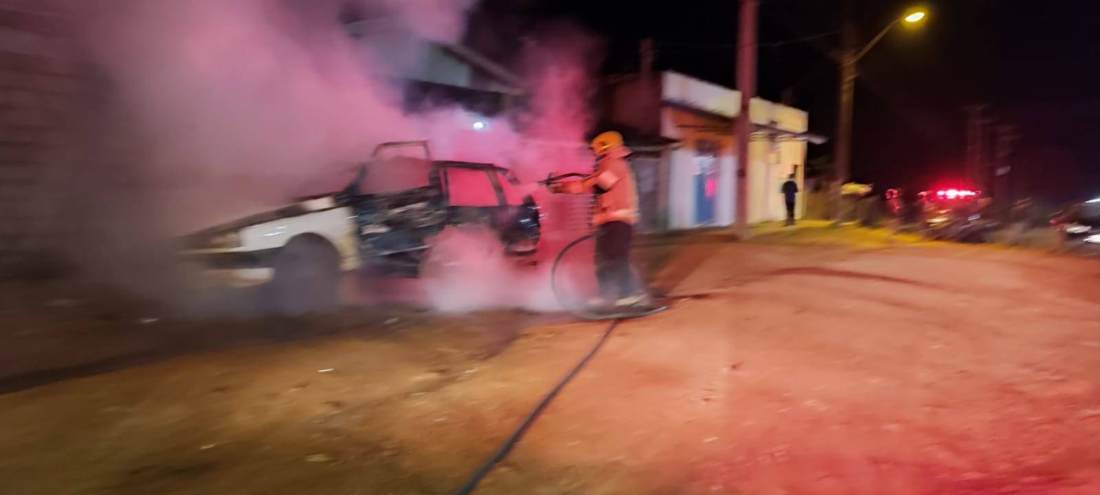 ASSISTA VÍDEO: enciumada, mulher incendeia carro em oficina do ex-marido, que cogita pedir medida protetiva