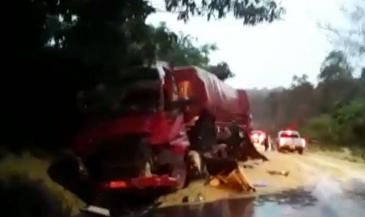 ASSISTA VÍDEO: galho na pista provoca acidente envolvendo carretas e BR 364 fica interditada por 08 horas