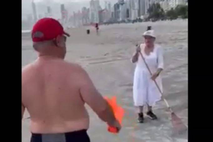 ASSISTA VÍDEO: aos 88 anos, vilhenense volta a viralizar nas redes sociais escrevendo mensagens de otimismo em praia catarinense