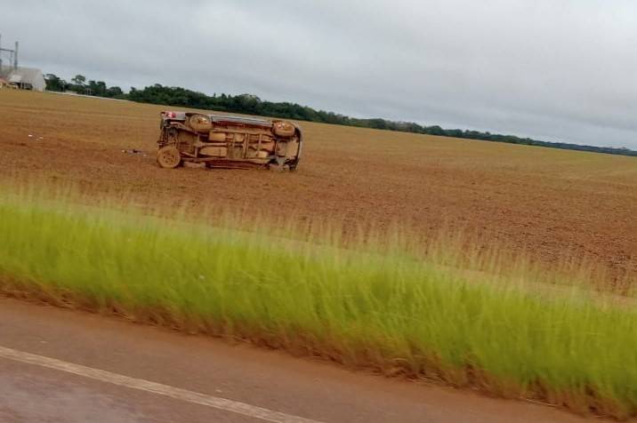 Motorista flagra caminhonete capotada às margens da BR 174, em Vilhena; ninguém estava próximo ao veículo