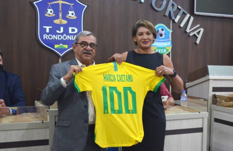 Assistente Márcia Caetano é homenageada por atingir a marca de 100 jogos na Série A do Brasileiro