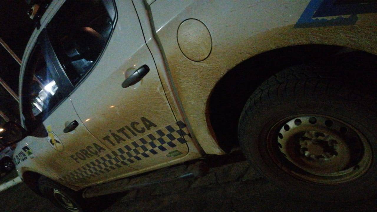 Aparentemente surtada, mulher é contida com spray de pimenta após “cercar” carros em avenida de Vilhena