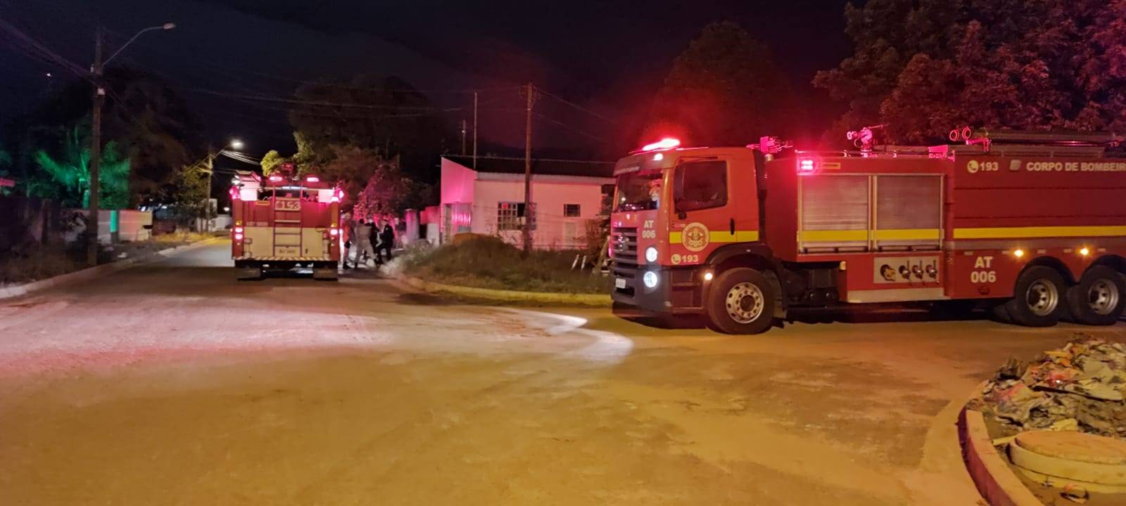 Gesto de coragem de vizinho evita que homem de 72 anos morra asfixiado por fumaça dentro de casa em chamas