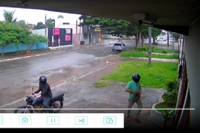 VÍDEO: dupla armada rouba oficina de motos no centro de Vilhena e foge levando corrente de ouro