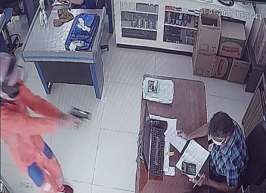ASSISTA VÍDEO: ladrões tentam arrancar corrente do pescoço de dono de supermercado e fogem quando cliente diz estar armado