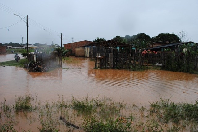 Em Vilhena, temporal de quase oito horas transformou ruas em corredeiras