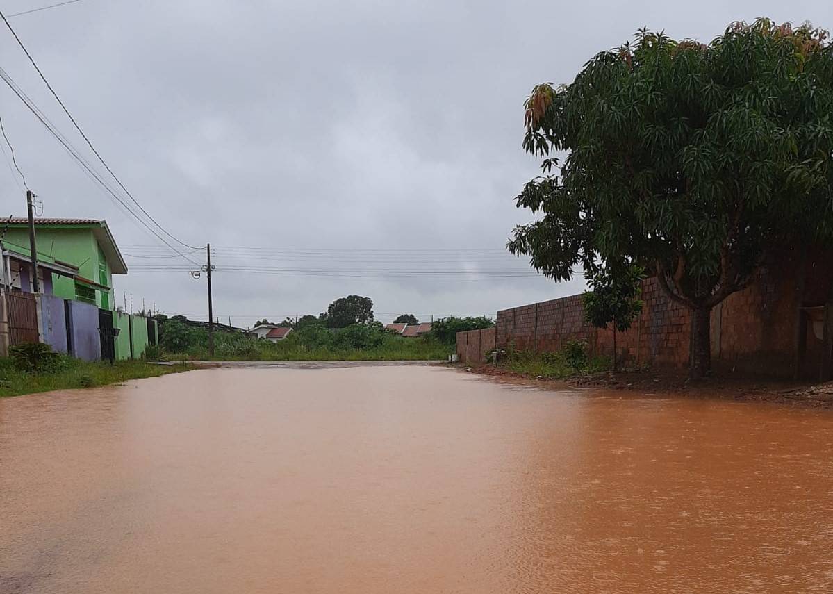 VÍDEO E FOTOS: moradores do bairro Embratel sofrem com rua alagada; ação da Secretaria de Obras teria intensificado o problema