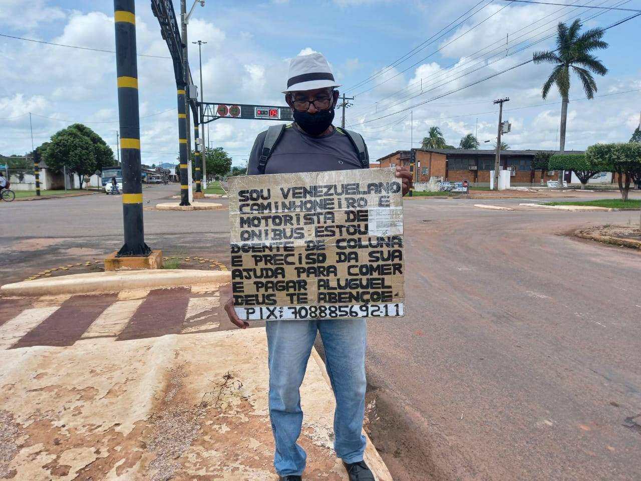 Venezuelano pede doações por PIX no único semáforo de Cerejeiras e reclama: “ninguém ajudou ainda”
