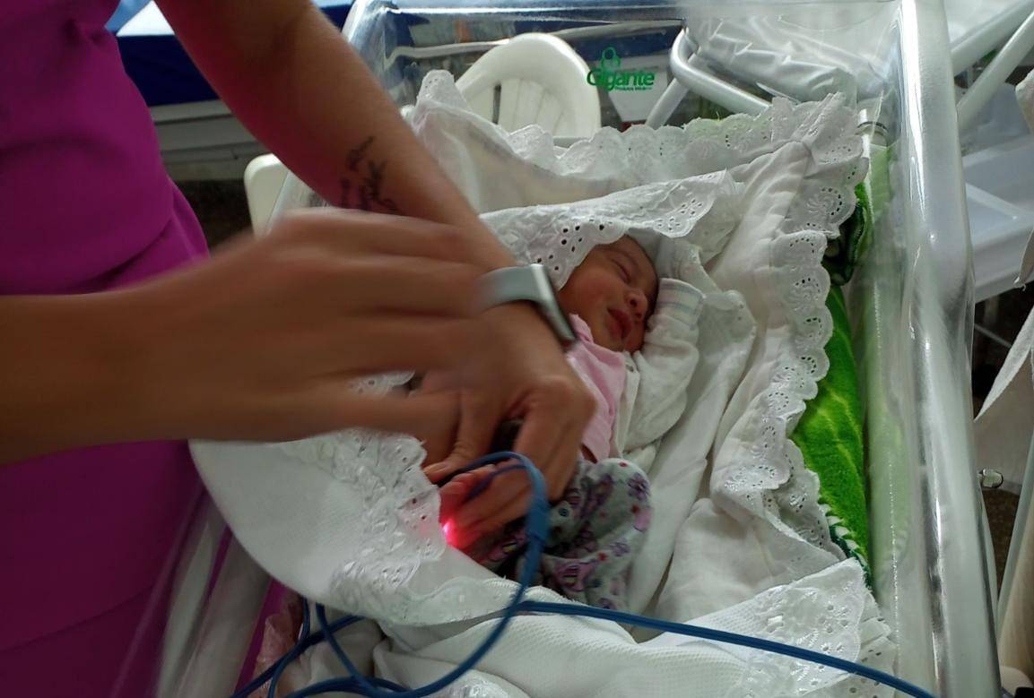 Mulher que fez o próprio parto em casa com a ajuda do filho de 05 anos elogia Bombeiros e hospital por atendimentos