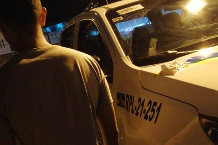 Homem com mandado de prisão vai bisbilhotar ação da Polícia Militar e acaba preso em Vilhena