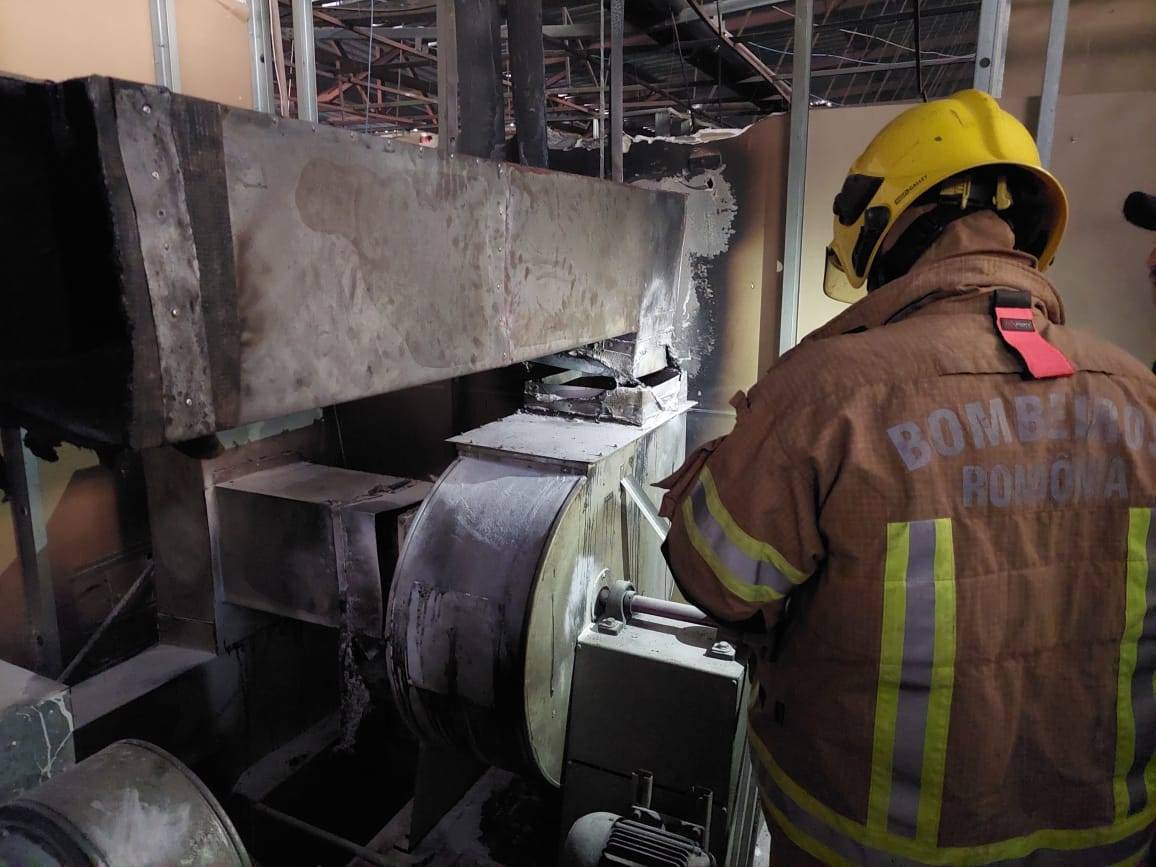 Princípio de incêndio no sistema de exaustão de um restaurante no Park Shopping Vilhena mobiliza bombeiros