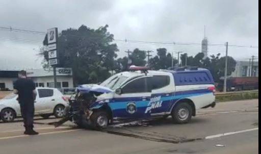 ASSISTA VÍDEO: em trecho problemático de rodovia federal em Vilhena, veículo de presídio atinge carreta