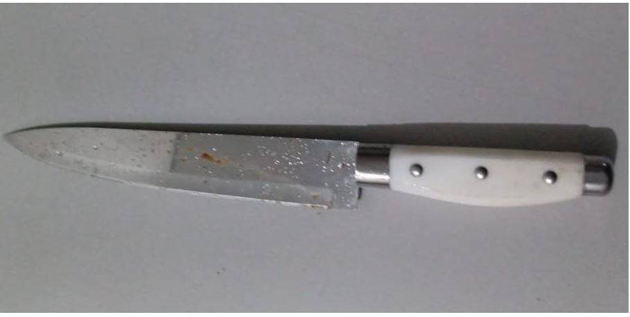 Armado com faca, ladrão invade residência no centro da cidade, ameaça matar casal e foge levando moto e Iphone