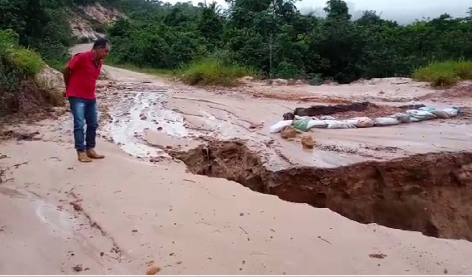 ASSISTA VÍDEO: após cratera “engolir” estrada vicinal, nora de idoso publica vídeo no WhatsApp e marca prefeito