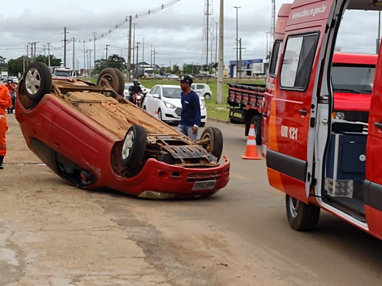 Carro fica de cabeça para baixo após bater em outro, capotar e mobilizar Bombeiros em avenida movimentada