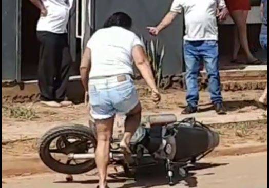 VÍDEO: enfurecida, mulher “espanca” moto do companheiro que supostamente estaria em bordel