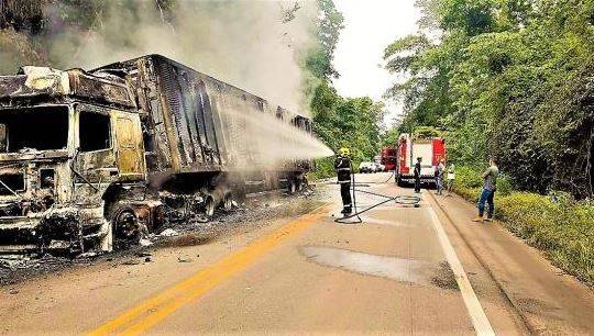Em trecho de rodovia federal próximo a Vilhena, carreta pega fogo e carregamento de carnes é incinerado