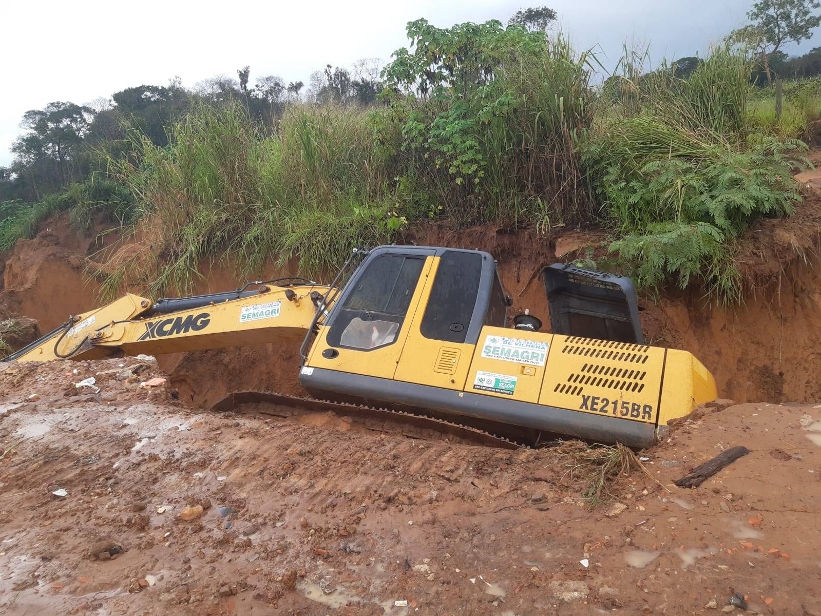 ASSISTA VÍDEO: durante temporal, máquina escavadeira da prefeitura de Vilhena é “engolida” por cratera