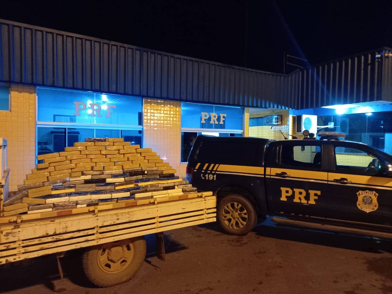 PRF prende motorista de caminhonete transportando mais de 136 kg de cocaína e pasta-base, em Vilhena