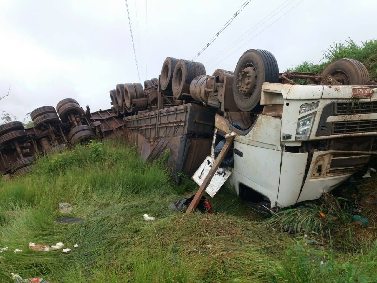 Motorista de Vilhena se distrai e carreta tomba em trecho da BR 364; empresa confirma acidente
