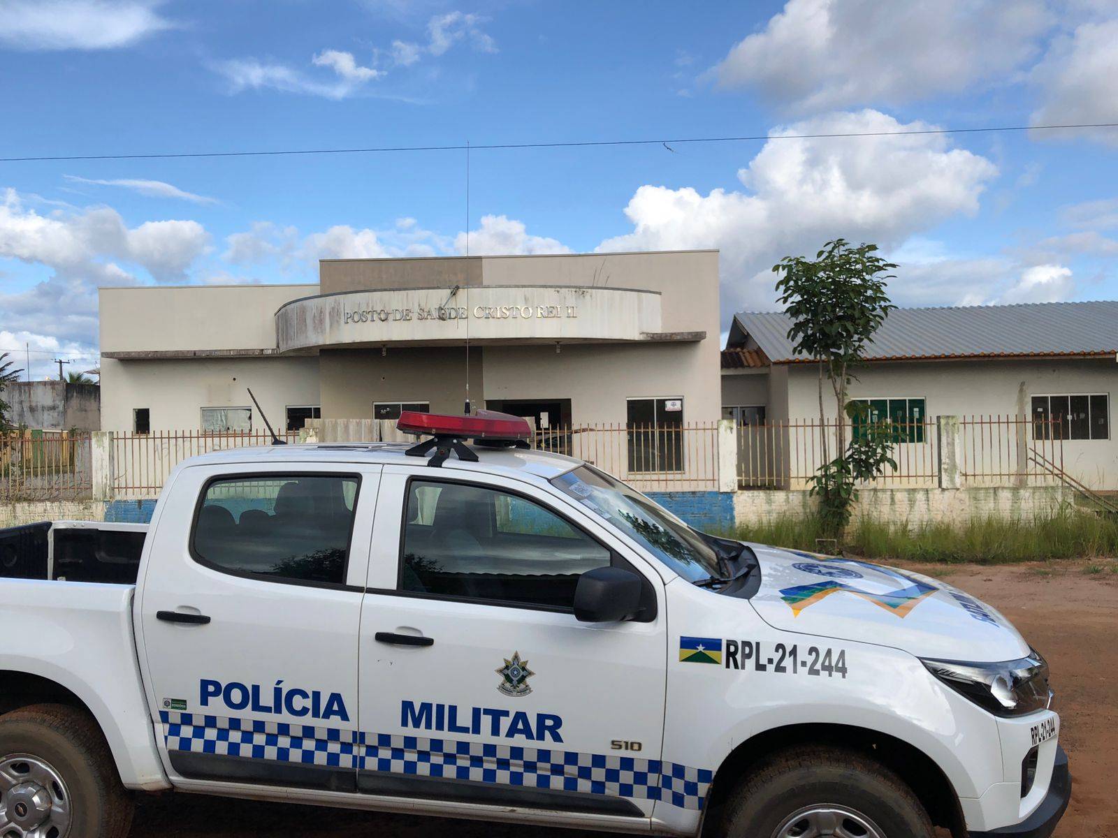Vereador leva polícia até posto de saúde abandonado que estava sendo usado por usuários de drogas em Vilhena