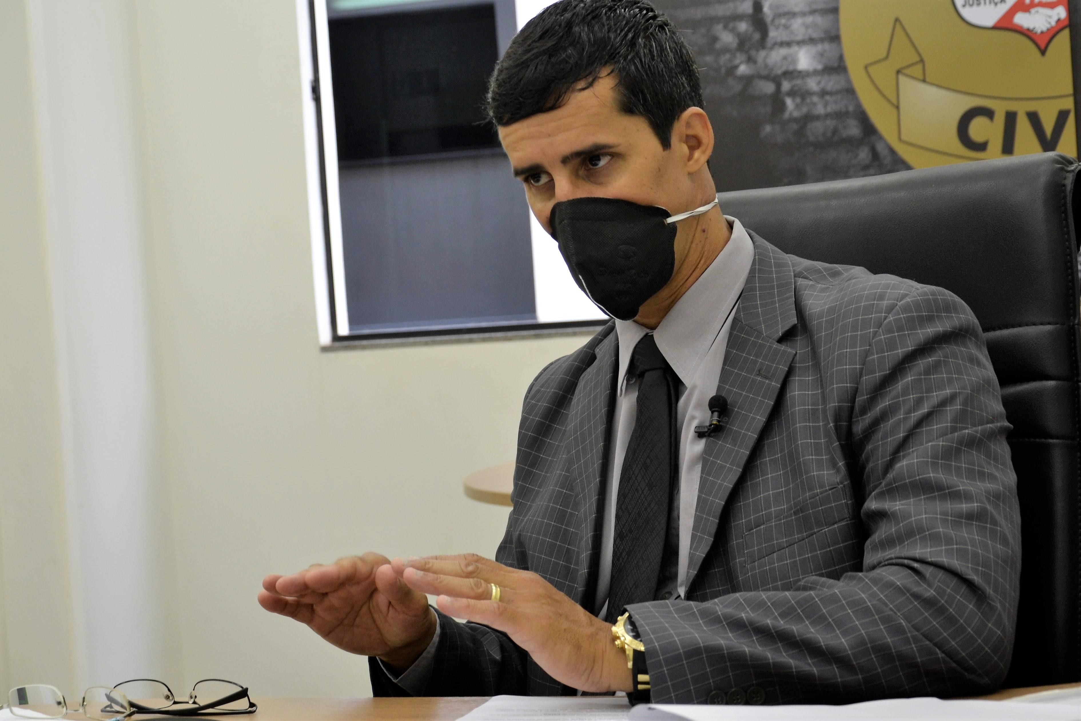 Homem que, mesmo com medida protetiva só não matou mulher porque faca quebrou é indiciado por tentativa de feminicídio