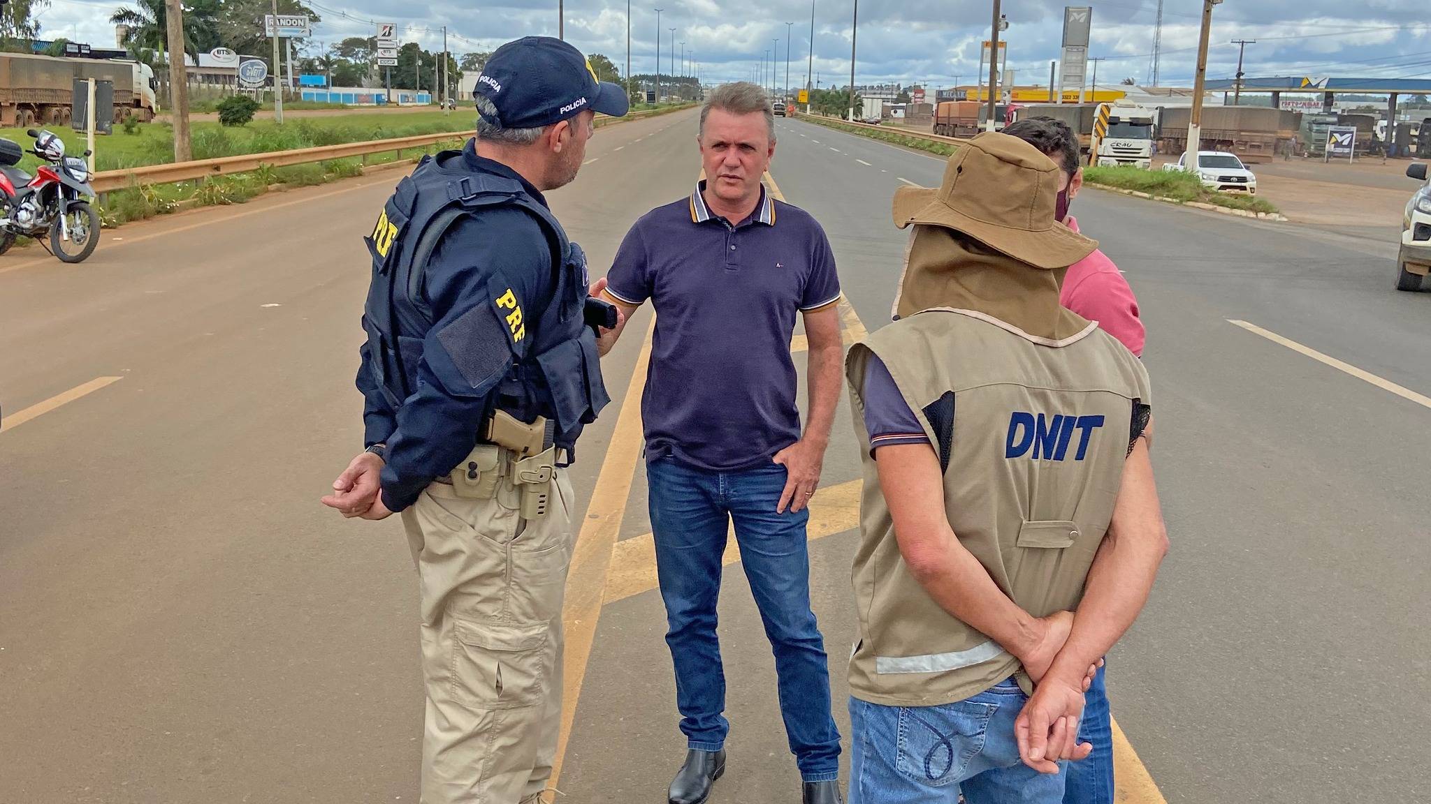 Após pedido da PRF, Goebel consegue junto ao governo matéria-prima para construção de quebra-molas na BR 364