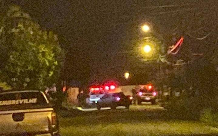 REVEJA VÍDEO: flagrada por câmeras arrombando loja de confecções, dupla de ladrões é identificada e presa