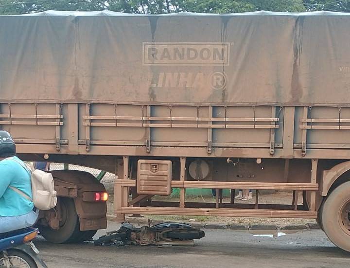 Motoneta vai parar embaixo de caminhão, mas condutora “salta como gata” e evita tragédia