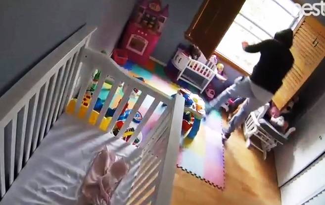 Com filha bebê na cama, vendedora acorda com ladrão dentro do quarto e tem arma apontada para a cabeça