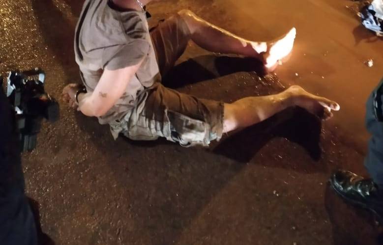 Mulher bêbada tenta se jogar na frente de carros; homem “chapado” agride policiais após “perder” veículo e comunicar furto