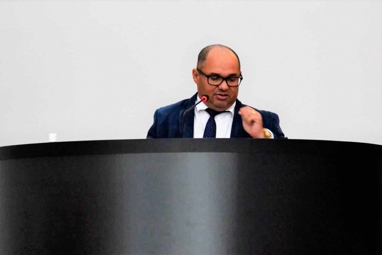 Vereador dispara contra prefeito, acusando-o de atacar sua família e ameaça dar voz de prisão a secretário de Obras