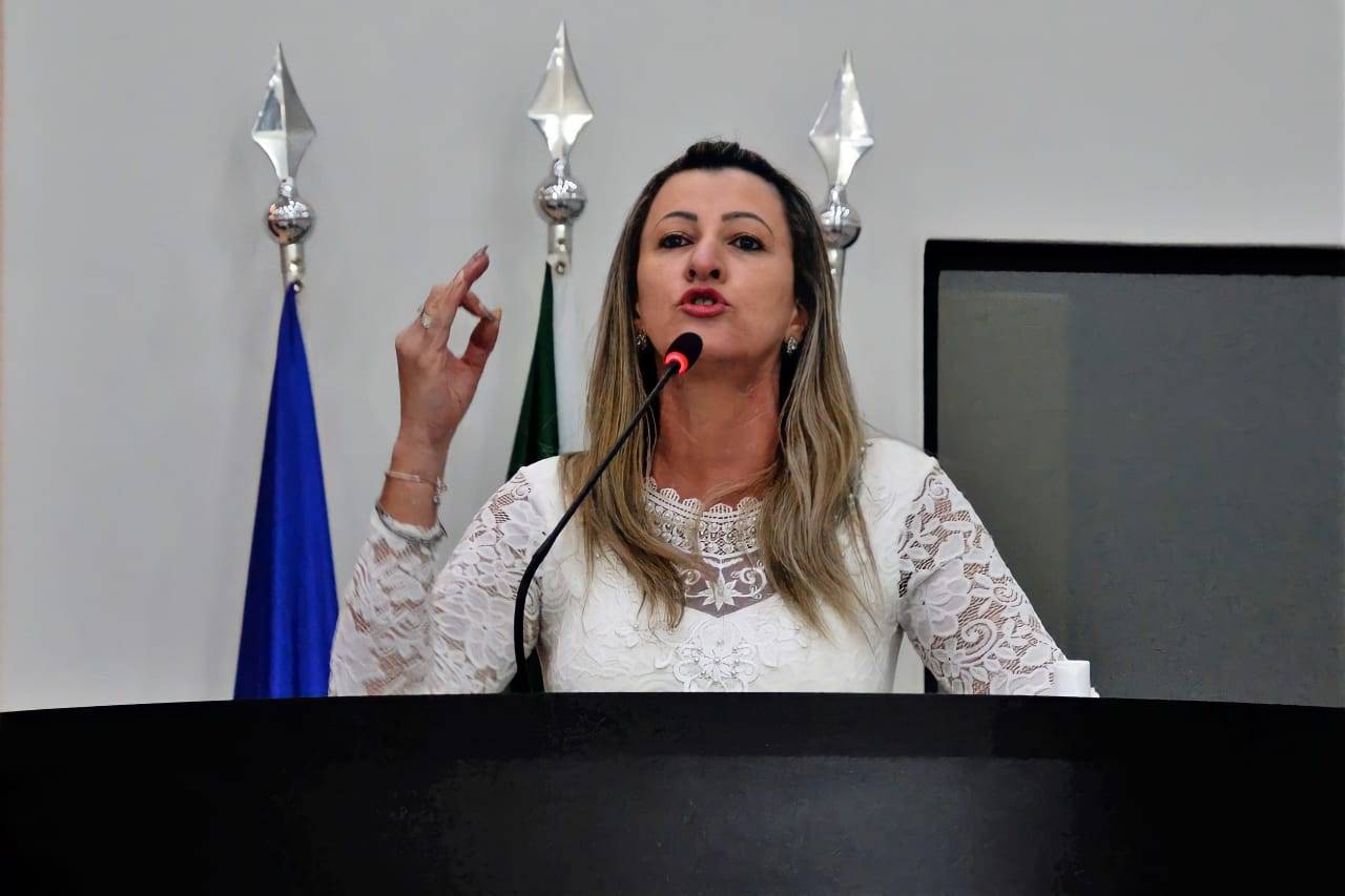 Vereadora reage a retorno de assessores a escolas e dispara contra prefeito: “ele toca na ferida da gente, em pessoas que a gente ama”