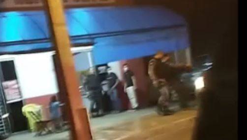 Ladrão dominado ao tentar assaltar mercadinho e rendido por policial civil usava simulacro de pistola e havia rompido tornozeleira