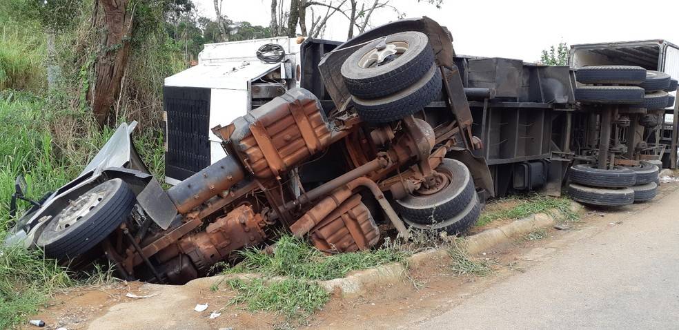 Aparentemente surtado e sentado na BR 364, advogado de Vilhena faz carreta carregada de carnes tombar