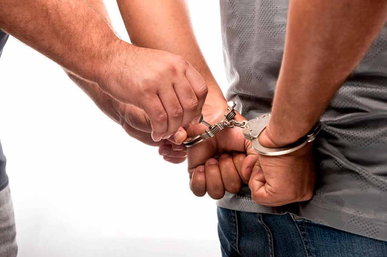 Homem não se conforma com separação, tenta pular telhado da casa da ex e acaba preso, em Vilhena