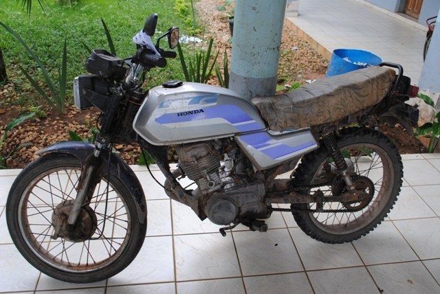 Homem abandona moto e foge ao ver viatura; veículo vai para a DPC